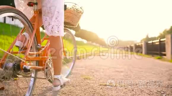 日落时骑自行车的年轻美女