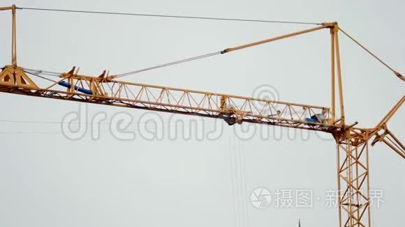 天空背景上的建筑起重机视频