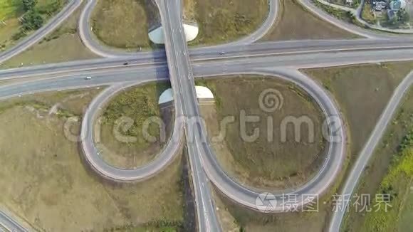 高速公路路口的空中射击，跟随卡车