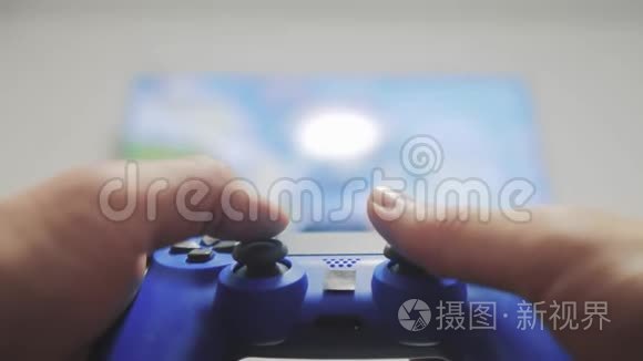 这个男孩正在玩控制器操纵杆Gamepad控制台电脑。 玩电子游戏。 网络游戏