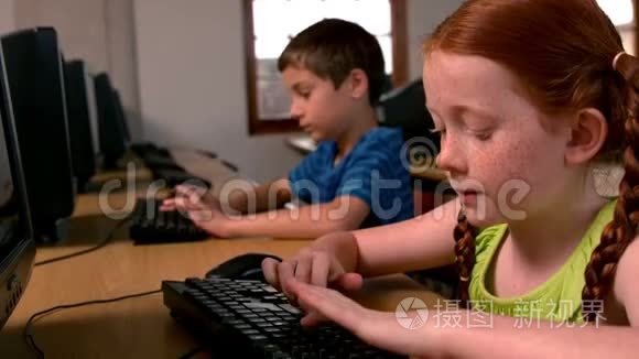 在学校教室里用电脑的小女孩