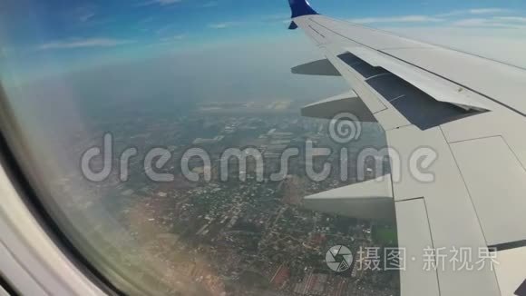 从曼谷城市景观的喷气式飞机窗口观看