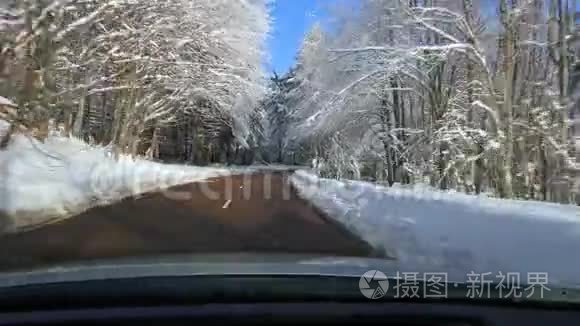 开着车，雪景.