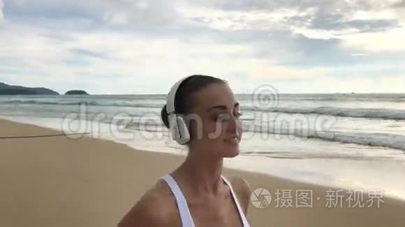 海滩上的健身女子慢跑