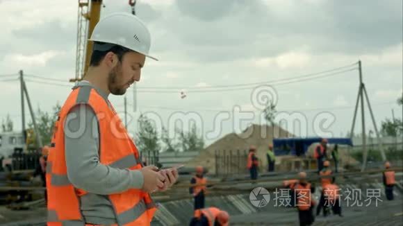 建筑工人在建筑工地打电话视频