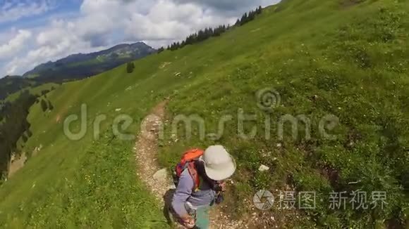 瑞士山区的中年男子徒步旅行