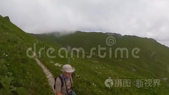 瑞士山区的中年男子徒步旅行