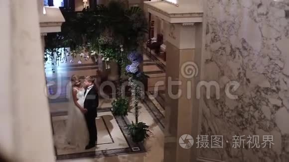 新娘和新郎拥抱在宫殿里视频