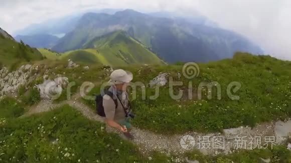 瑞士山区的中年男子徒步旅行视频