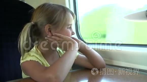 女孩在火车旅行中放松