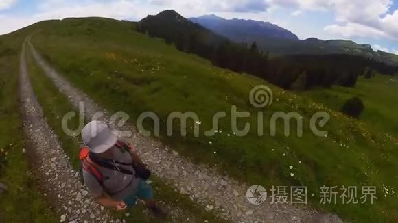 瑞士山区的中年男子徒步旅行