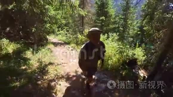 瑞士山区的中年男子徒步旅行