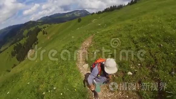 瑞士山区的中年男子徒步旅行视频