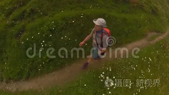 瑞士山区的中年男子徒步旅行