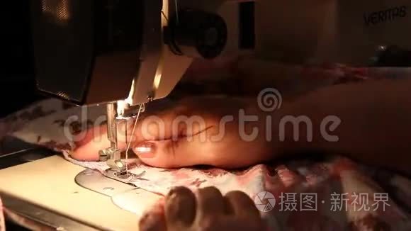 女人在缝纫机上工作视频