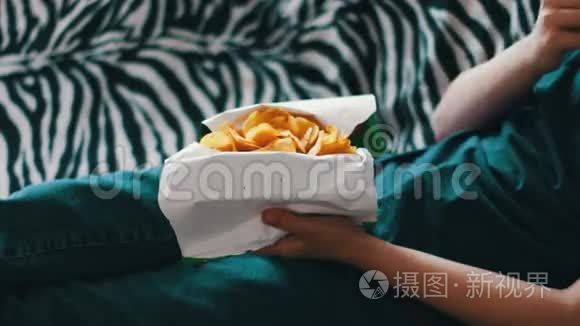 男孩吃土豆夹不健康的食物视频