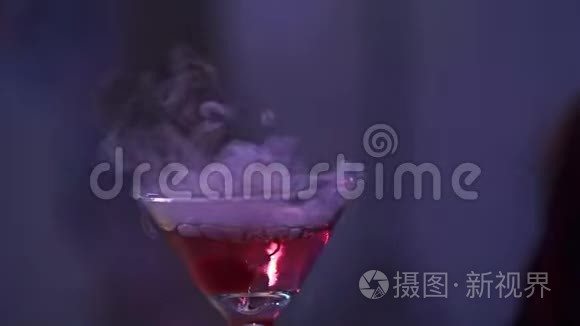 派对上穿着起泡葡萄酒的女人视频