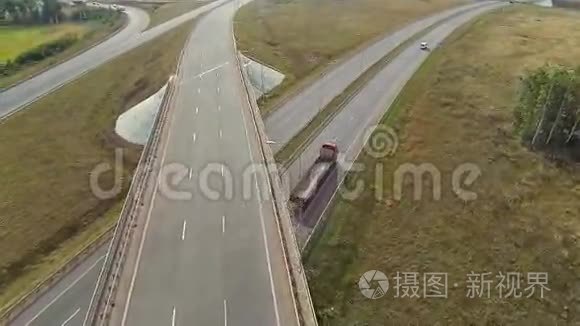 高速公路路口的空中射击，跟随卡车