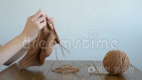 女人在木桌边编织视频