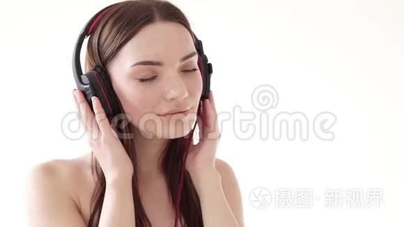 一个带音乐的大耳机女人的肖像视频