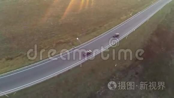 高速公路路口的空中射击，无人机跟随汽车