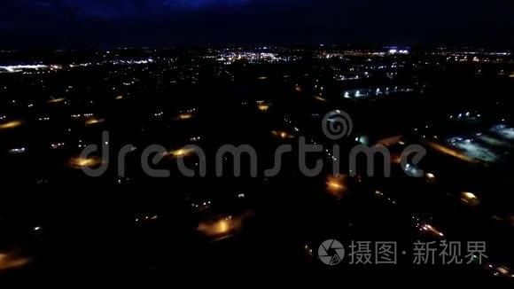 带路灯和屋顶的住宅区郊区的空中夜景