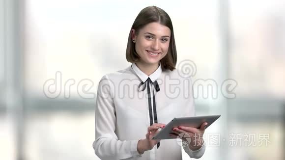 有平板电脑的女商人背景模糊。