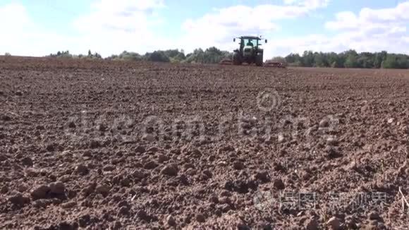 拖拉机耕种农田土壤视频