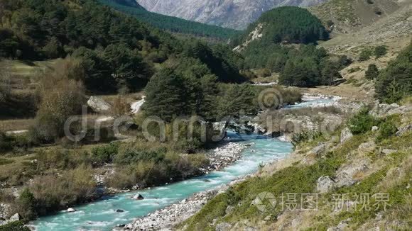 高加索山脉河流的景观景观视频