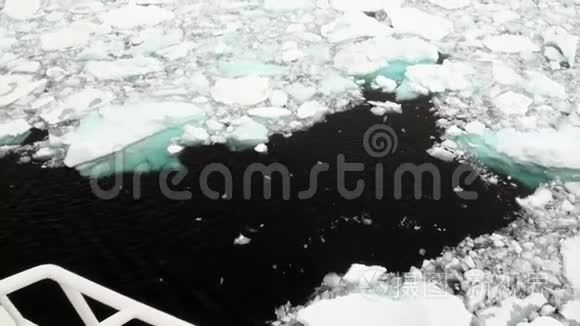 南极海洋浮冰背景下的船舶。