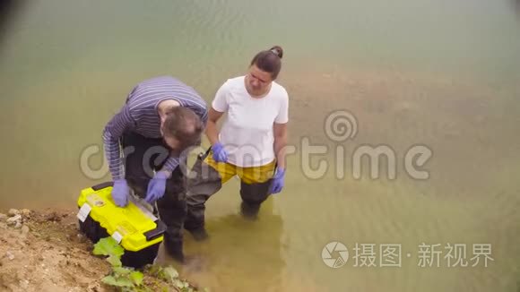 女性生态学家采集水样