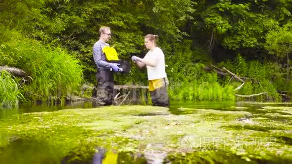 女性生态学家采集水样视频