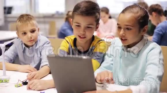 机器人学校的平板电脑编程儿童视频