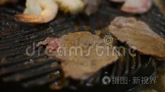 在瓦格玉烤架上烤生肉视频