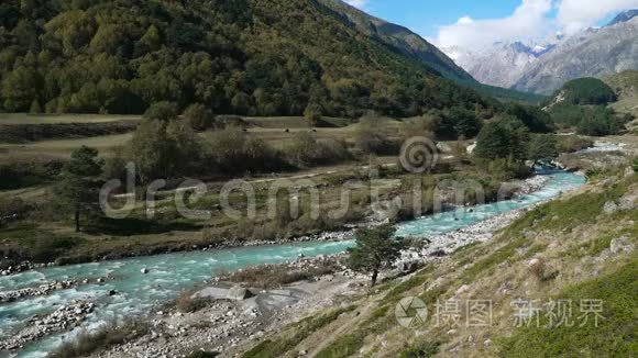 高加索山脉河流的景观景观