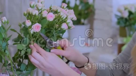 专业的花艺师在工作室工作视频