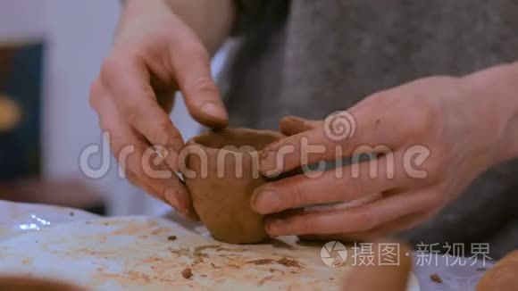 专业男制陶工作坊式陶罐视频