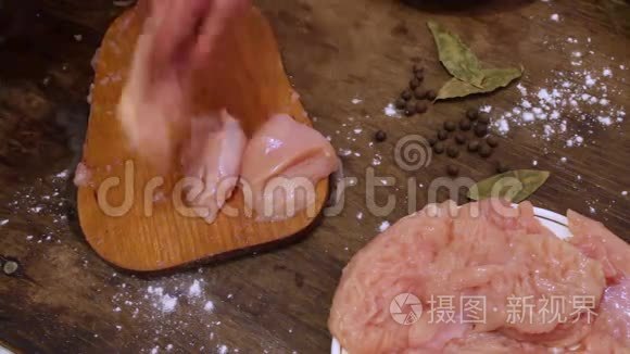 女人的手用铁锤打鸡肉片视频