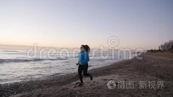 在海滩上跑步的健身女运动员