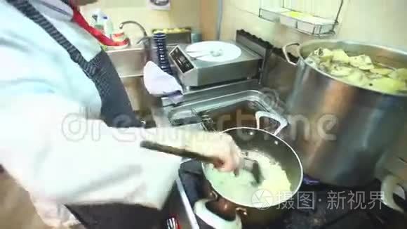 厨师在厨房做饭