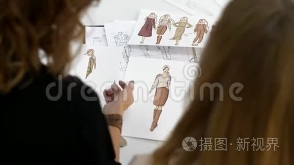 两个女孩讨论衣服的草图视频