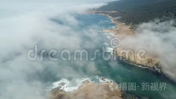 加州海岸雾流的空中景观视频