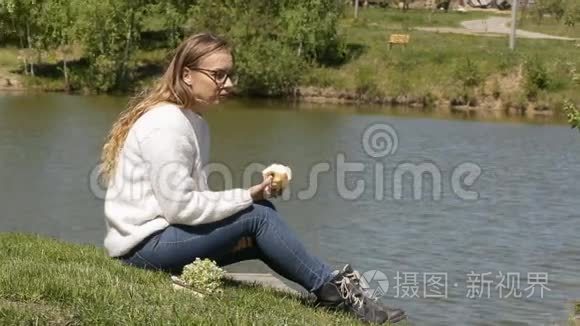 草地上美丽的女孩和一只狗视频
