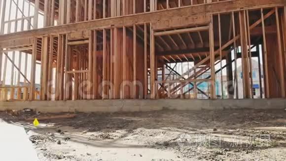新家园建筑外墙木梁施工视频