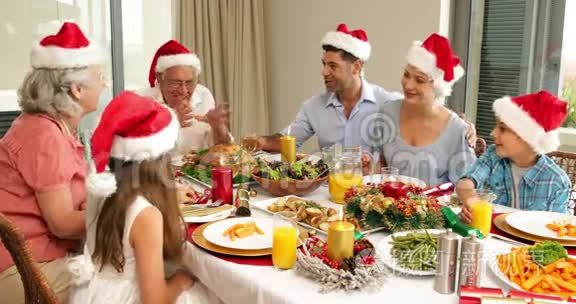 圣诞餐桌上的一家人快乐视频