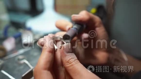 女主人在家庭车间加工金属板视频