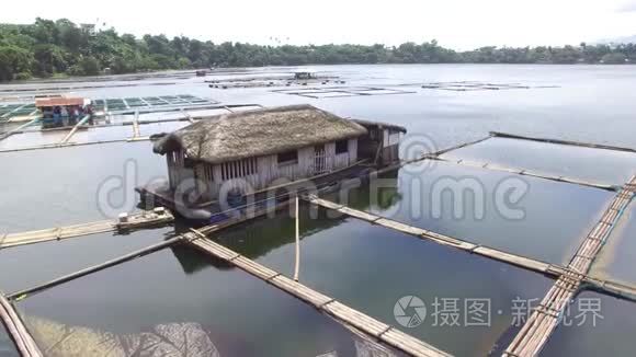 竹屋建在湖中央视频