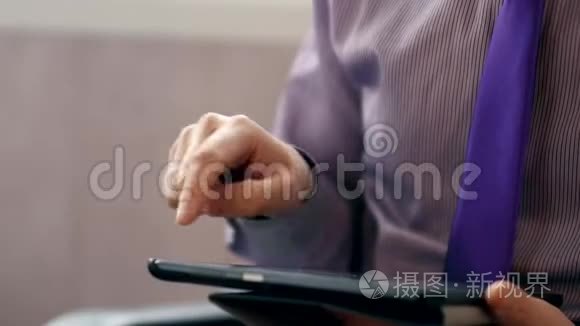 男子使用数码显示触摸屏平板电脑
