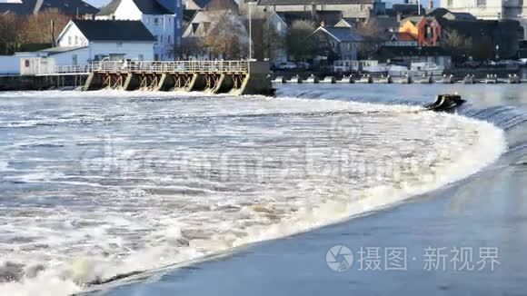 河上的水力发电厂景观视频