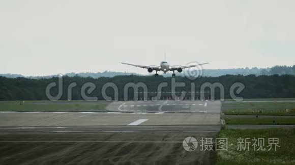 商业飞机在机场降落视频